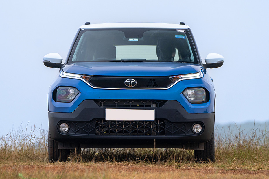 https://stimg.cardekho.com/images/carexteriorimages/930x620/Tata/Punch/9623/1762425519212/front-view-118.jpg